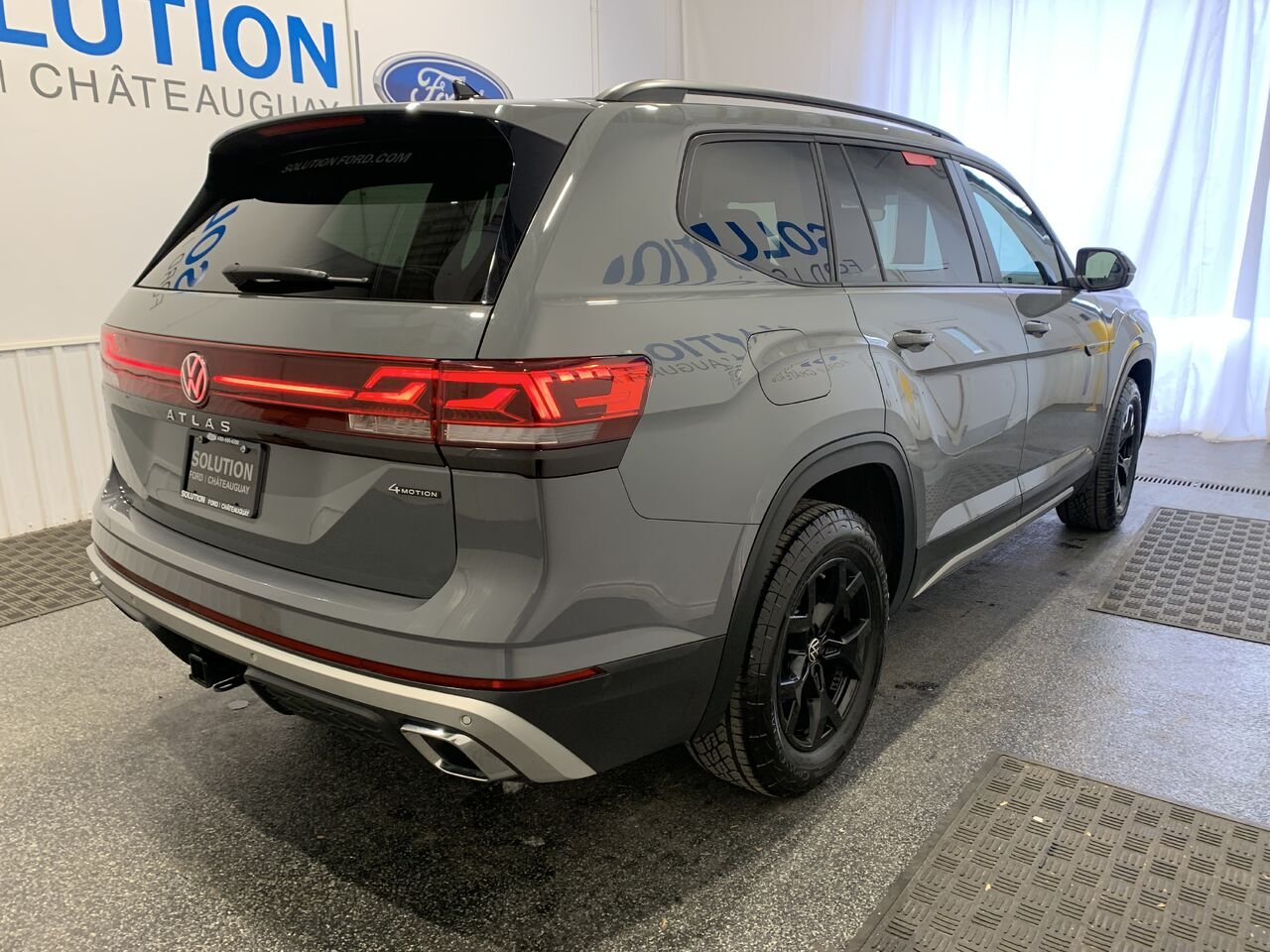 Volkswagen Atlas PEAK EDITION REMORQUAGE 5000LBS+CUIR+TOIT PANO 2025 Gris Châteauguay - photo #6