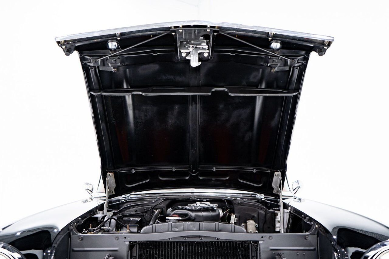 Chevrolet Bel Air Beautifully presented. Restored in desirable color combo | PRIX EN USD 1957 Noir Montréal - photo #86
