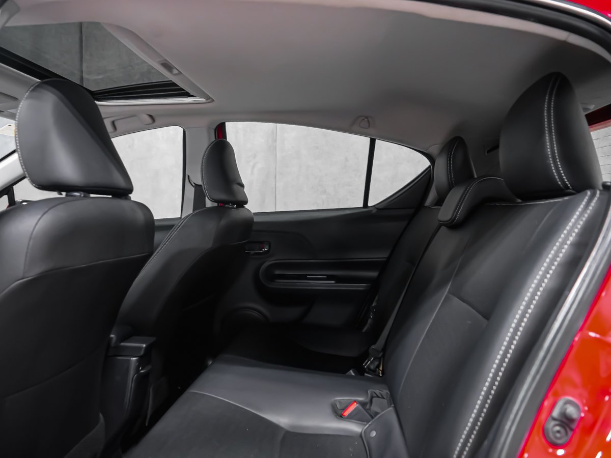 2018 Toyota Prius c TOIT OUVRANT SIÈGES CHAUFFANTS Red Montreal - photo #14