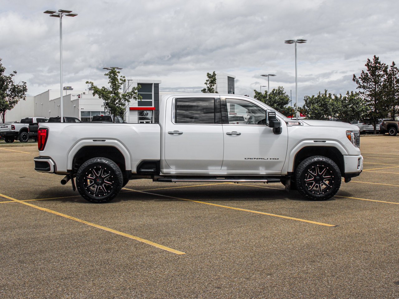 2023 GMC Sierra 2500HD 4WD Crew Cab 159 Denali White Sherwood Park - photo #9