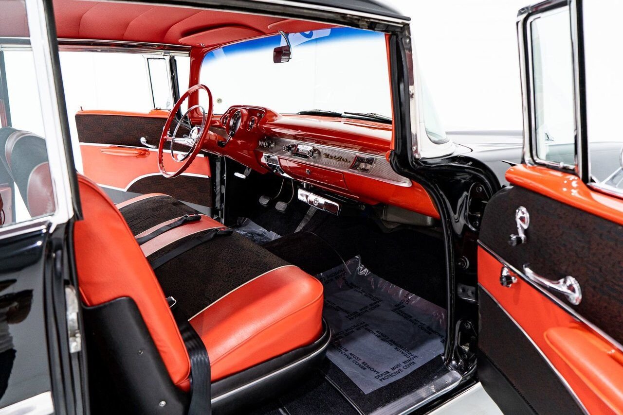 Chevrolet Bel Air Beautifully presented. Restored in desirable color combo | PRIX EN USD 1957 Noir Montréal - photo #60