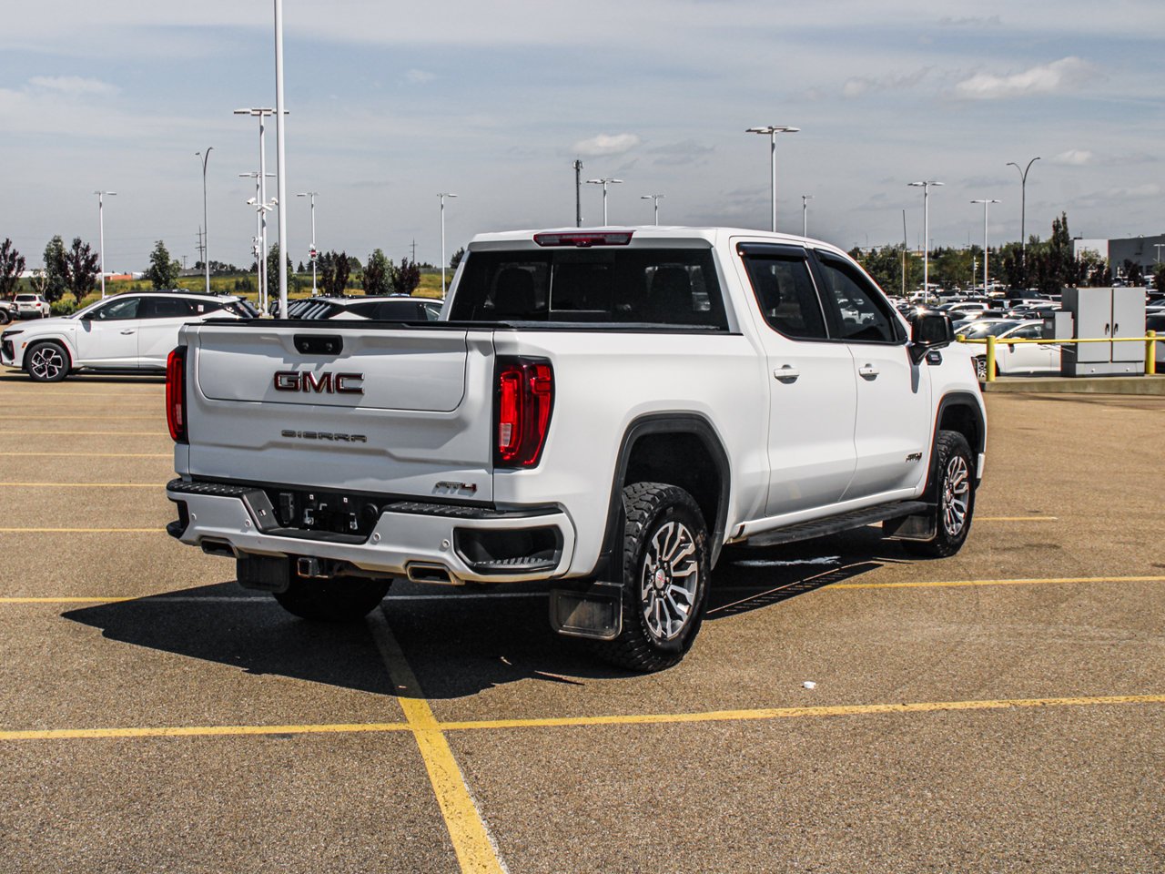 2022 GMC Sierra 1500 4WD Crew Cab 147 AT4 White Sherwood Park - photo #8