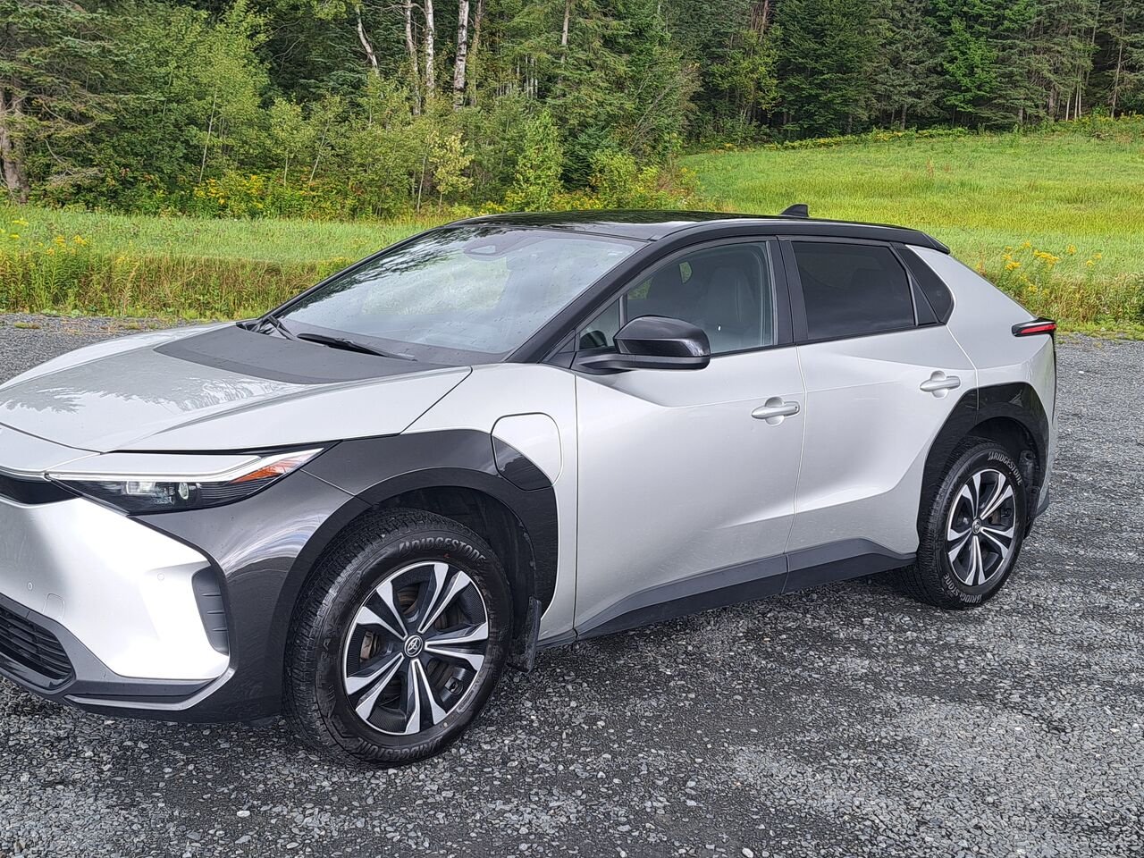 Toyota bZ4X XLE TI 2023 Argent élémentaire avec toit noir Lac-Etchemin - photo #0
