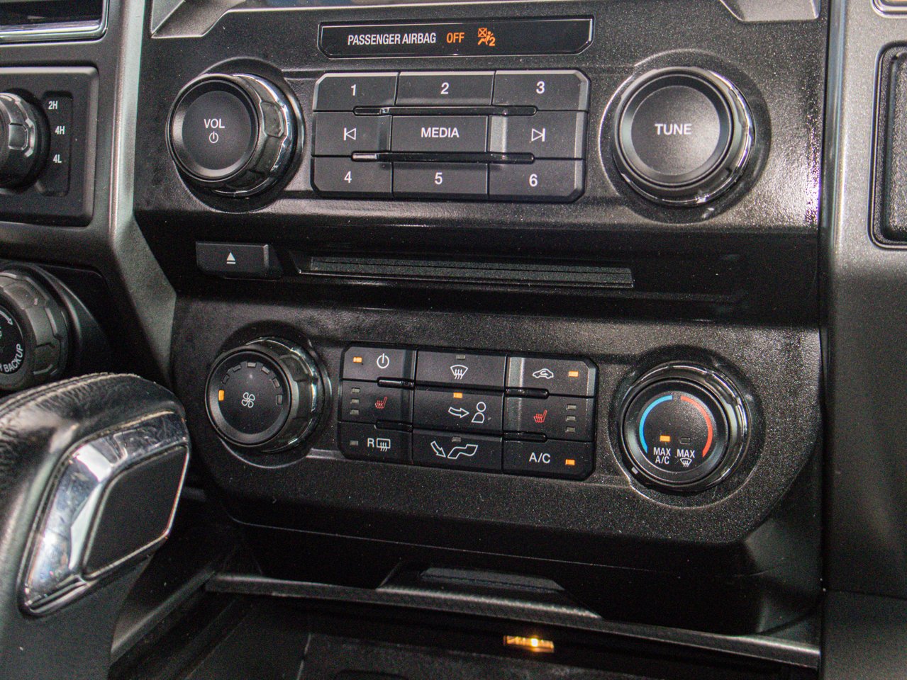 2016 Ford F-150 4WD SuperCrew 145 XLT Black Sherwood Park - photo #25