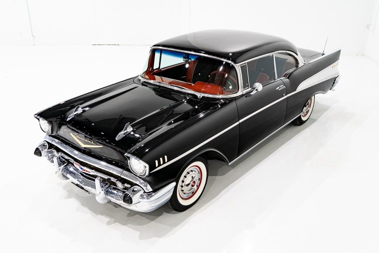 Chevrolet Bel Air Beautifully presented. Restored in desirable color combo | PRIX EN USD 1957 Noir Montréal - photo #39