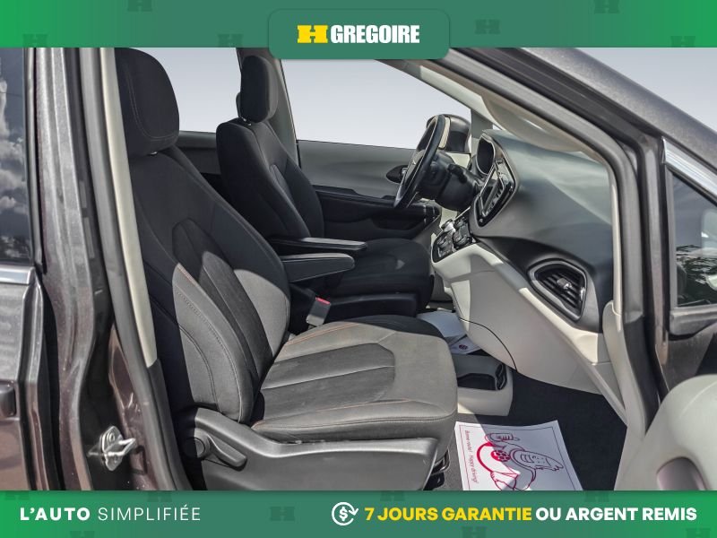 2019 Chrysler Pacifica Grey Laval - photo #20