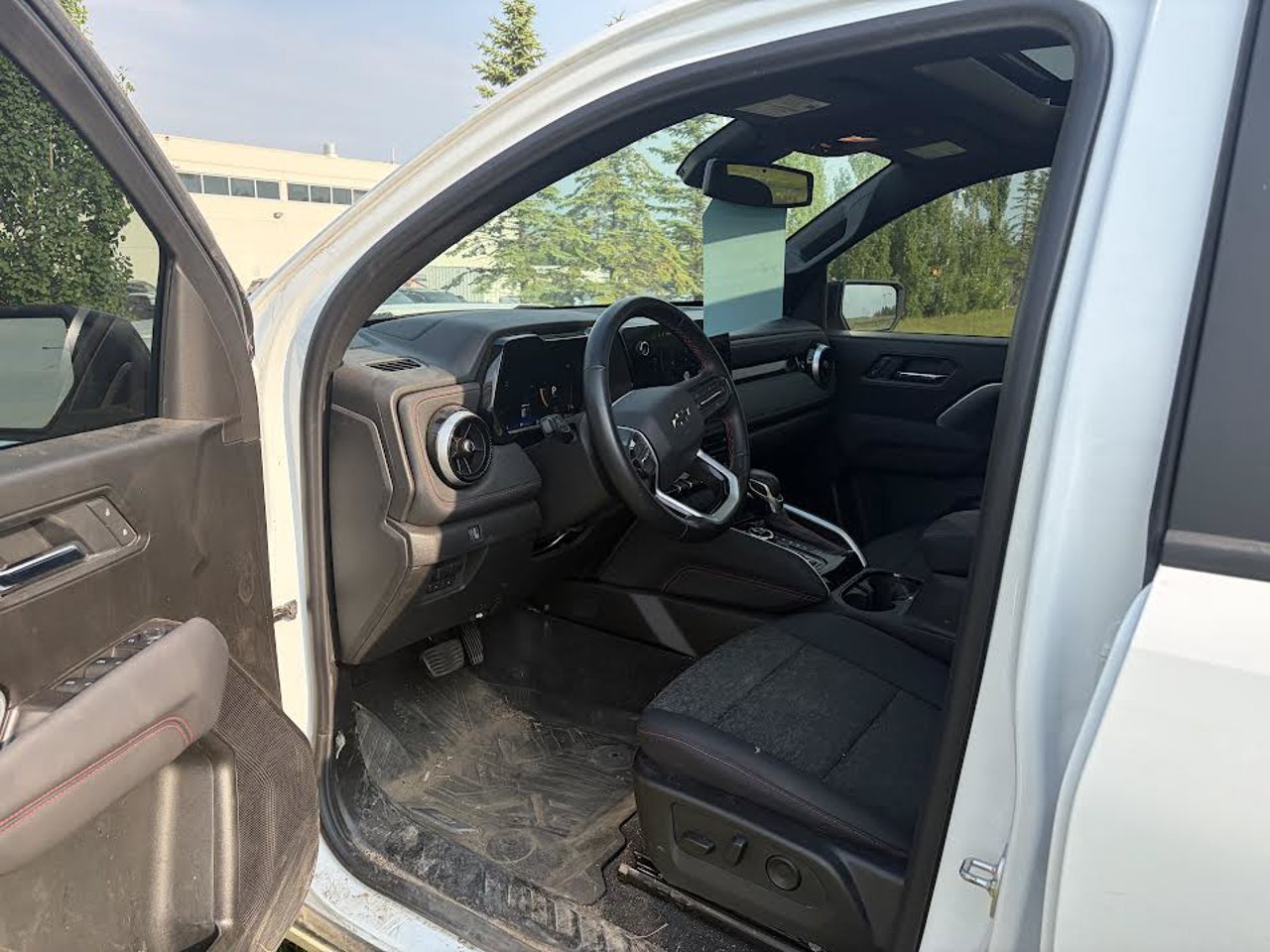 2025 Chevrolet Colorado 4WD Crew Cab Z71 White Sherwood Park - photo #6