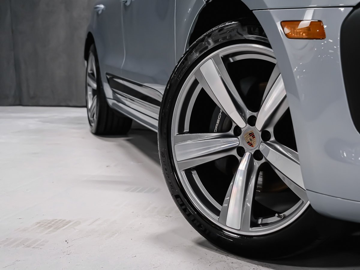 2025 Porsche Macan T Black Montreal - photo #9