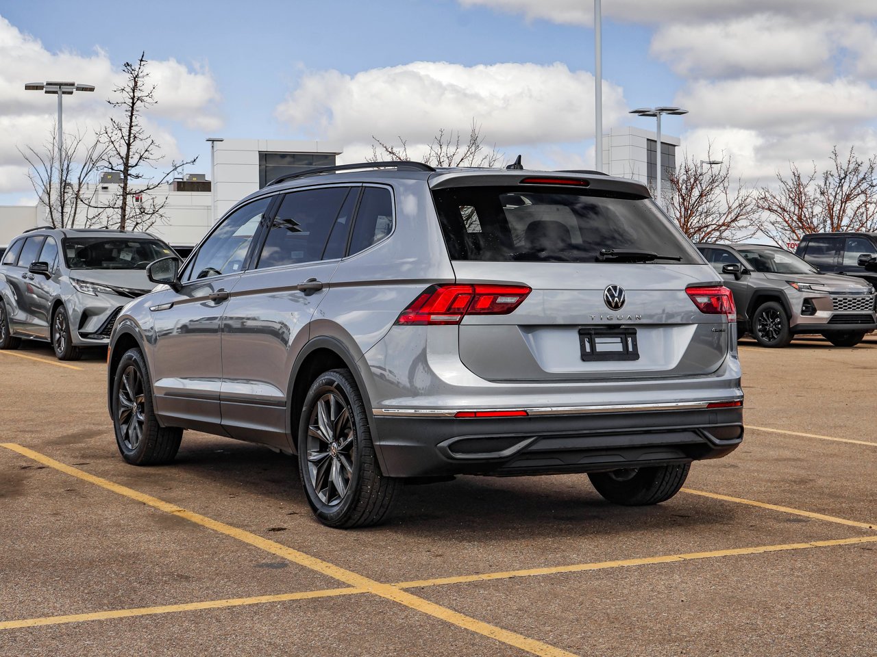 2024 Volkswagen Tiguan Comfortline 4MOTION Grey Sherwood Park - photo #5
