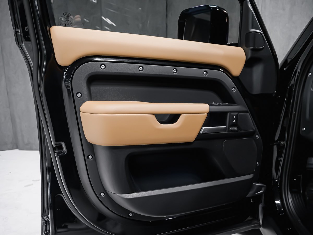 2026 Land Rover Defender X-Dynamic SE V8 Black Montreal - photo #25