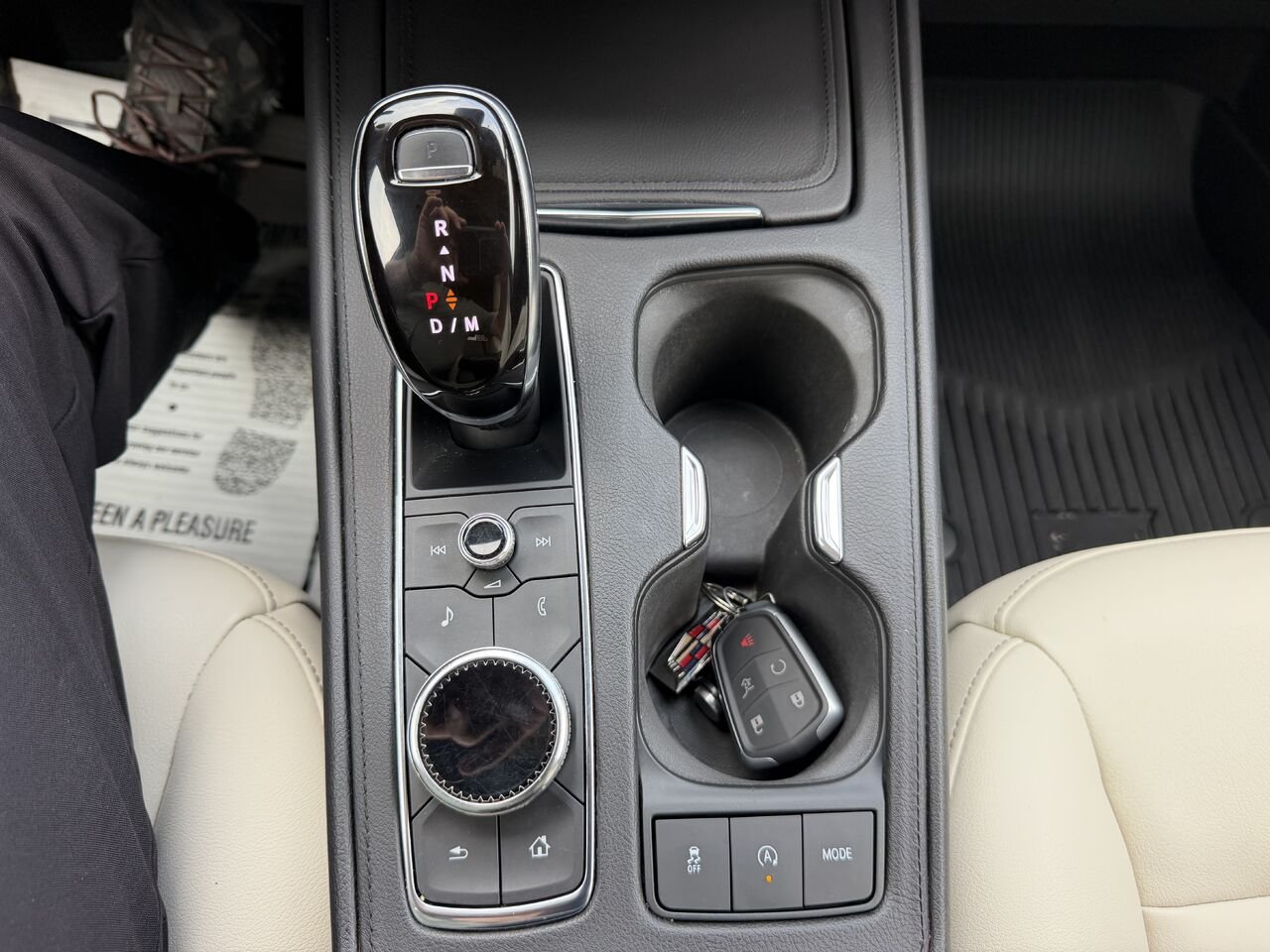 2020 Cadillac XT4 SPORT AWD White Laval - photo #25