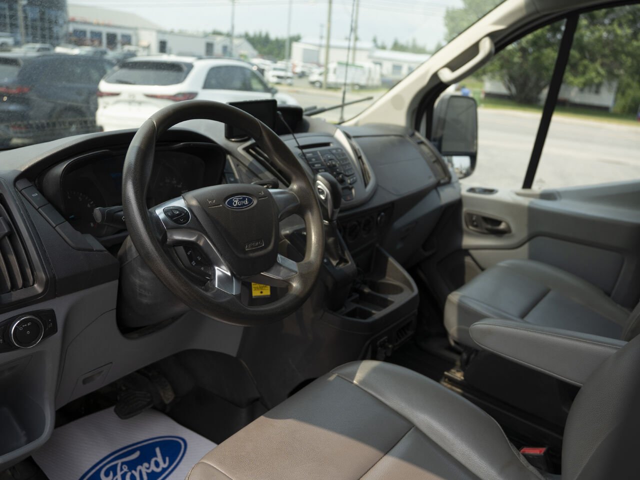 Ford Transit tourisme | T-150 XL toit bas 130 po porte pivotante côté passager 2018 Blanc Val-d'Or - photo #5