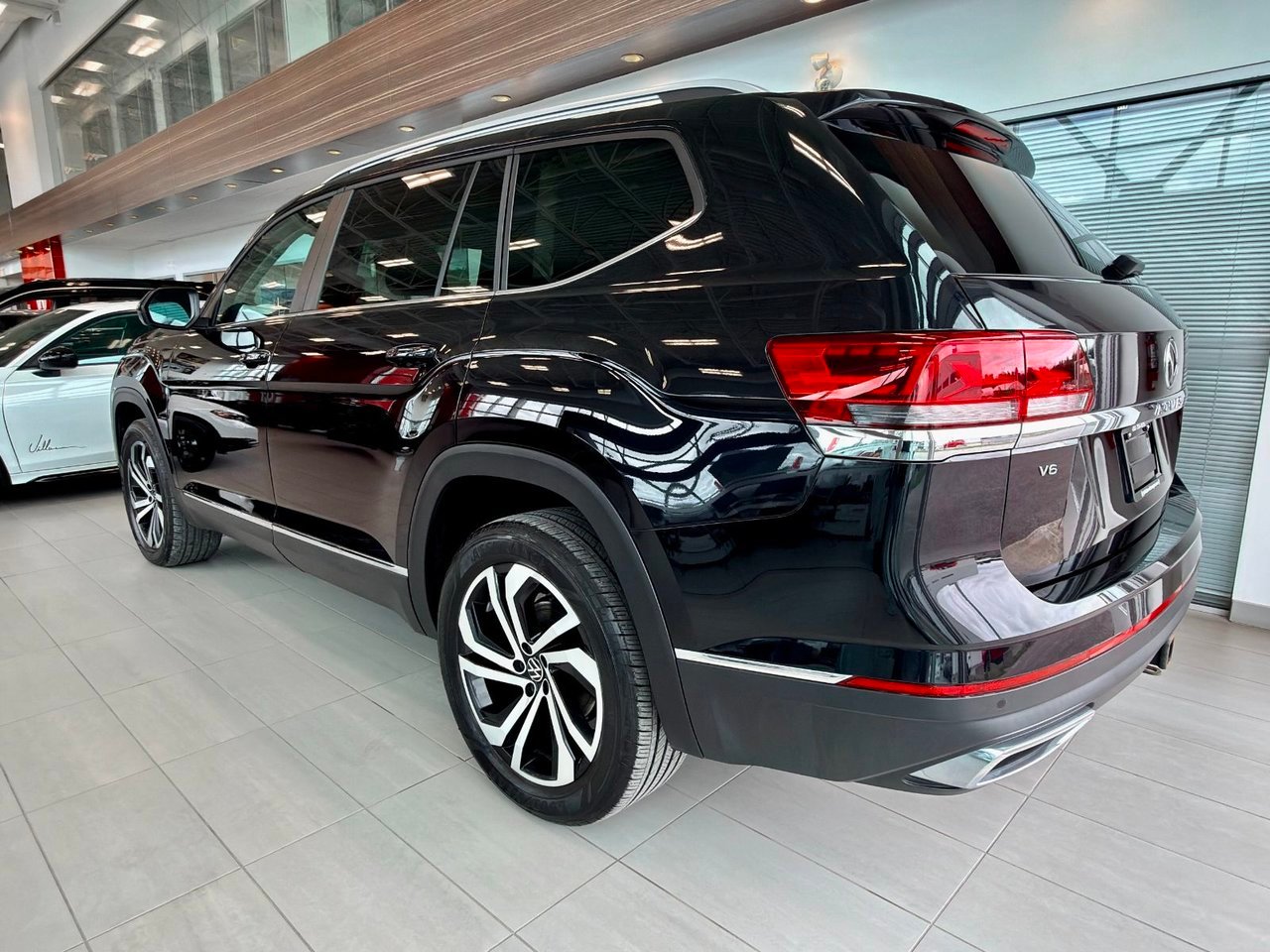 2022 Volkswagen Atlas Black Notre-Dame-des-Prairies - photo #8