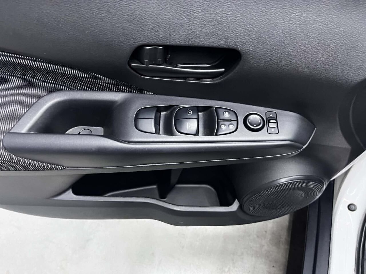 2020 Nissan Kicks White Blainville - photo #13