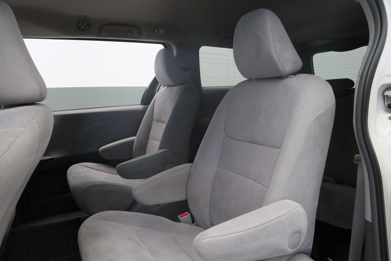 2016 Toyota Sienna VIN 5TDZK3DC0GS693246 White Chicoutimi - photo #7