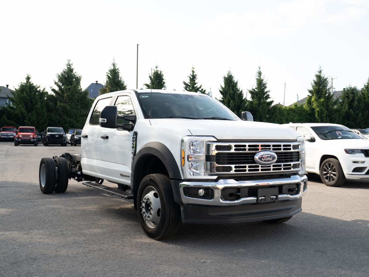 Ford Super Duty F-550 DRW XL 4WD Crew Cab 203" WB 84" CA 2024 Blanc Kirkland - photo #2