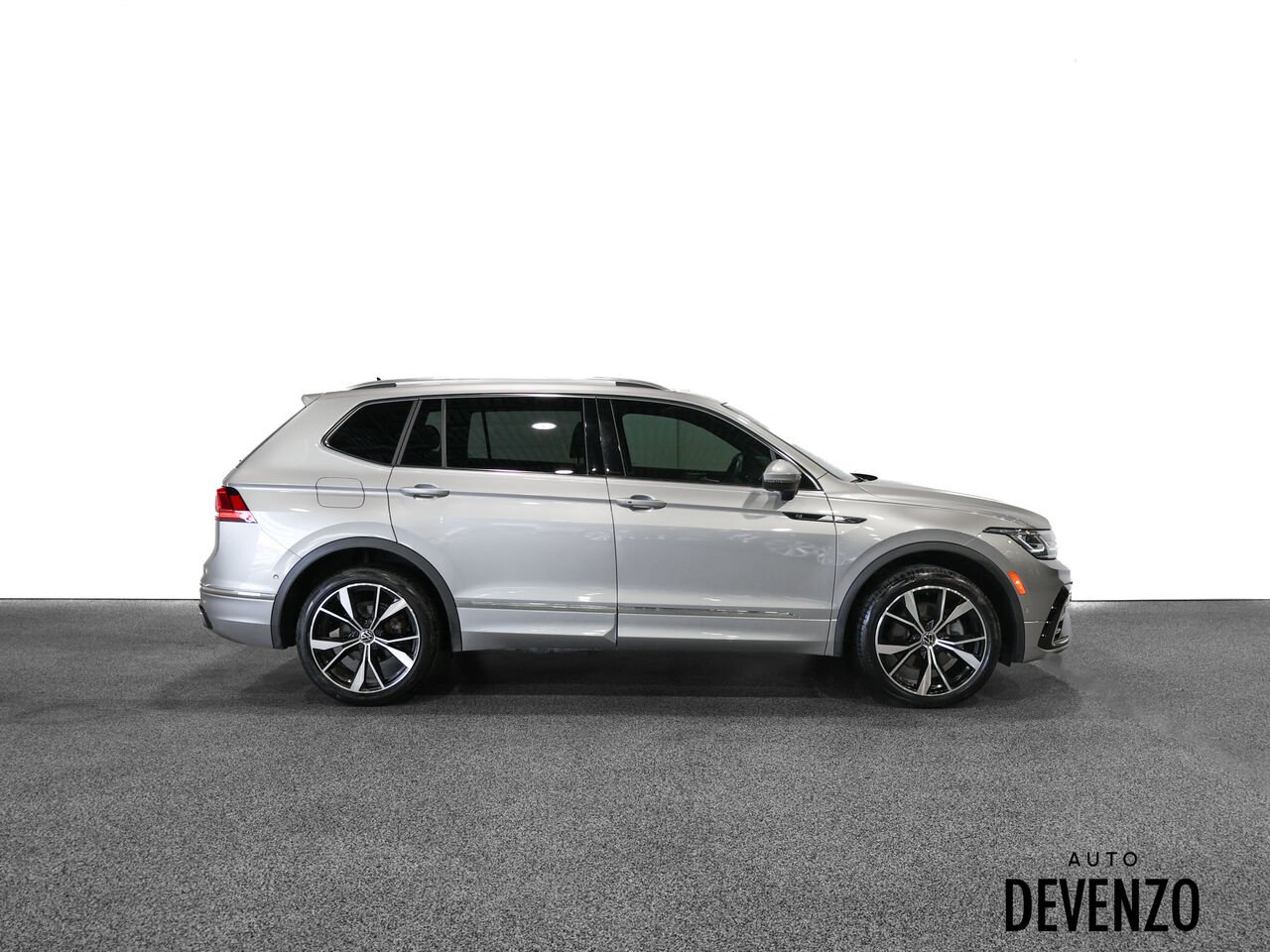 2023 Volkswagen Tiguan Silver Saint-Eustache - photo #1