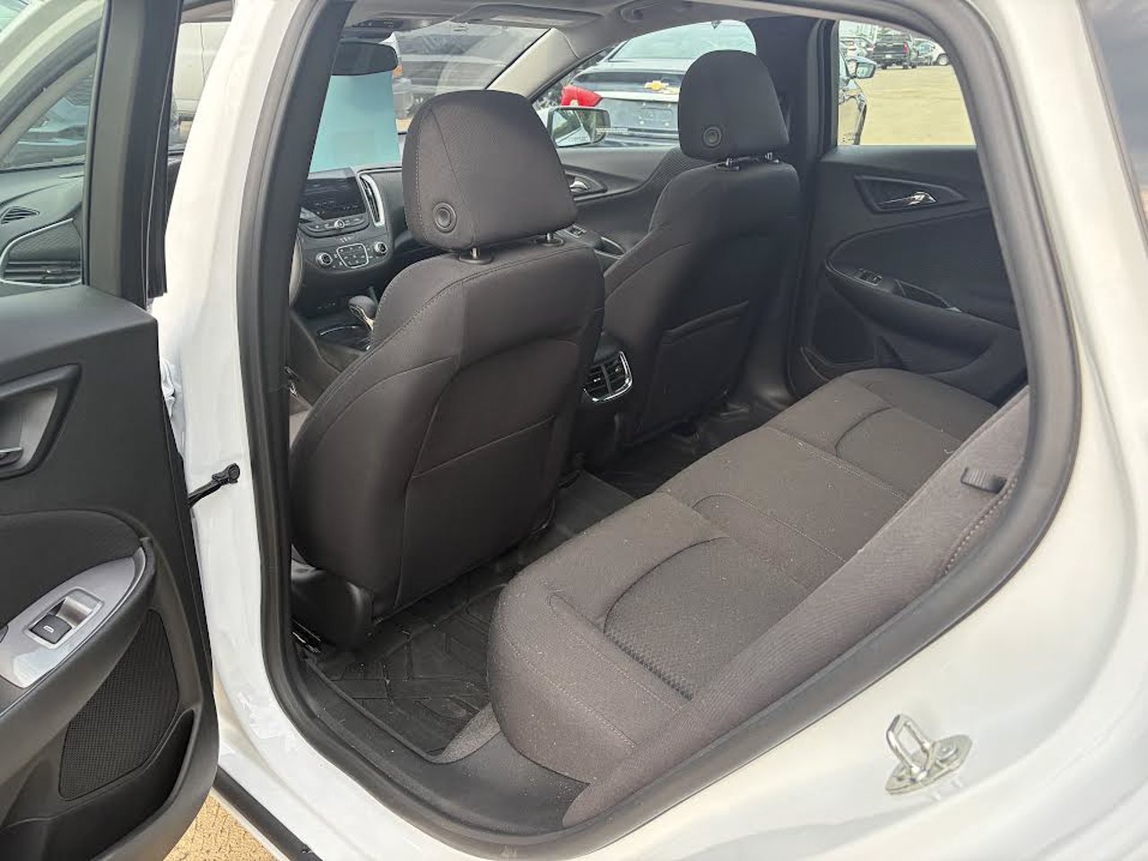 2024 Chevrolet Malibu 4dr Sdn 1LT White Sherwood Park - photo #5