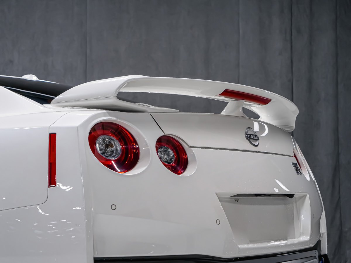 2023 Nissan GT-R PREMIUM White Montreal - photo #11