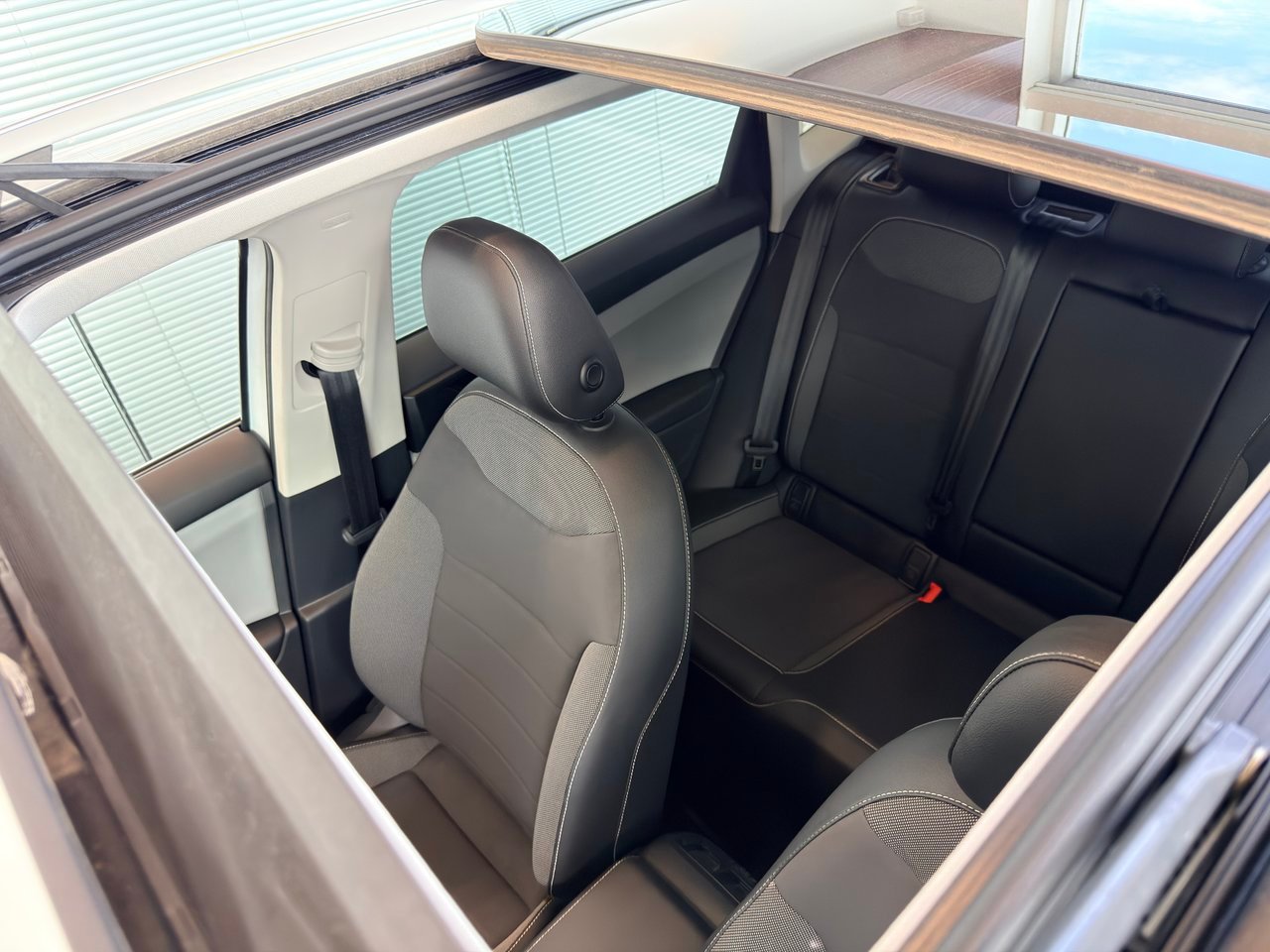 2022 Volkswagen Taos White Notre-Dame-des-Prairies - photo #5