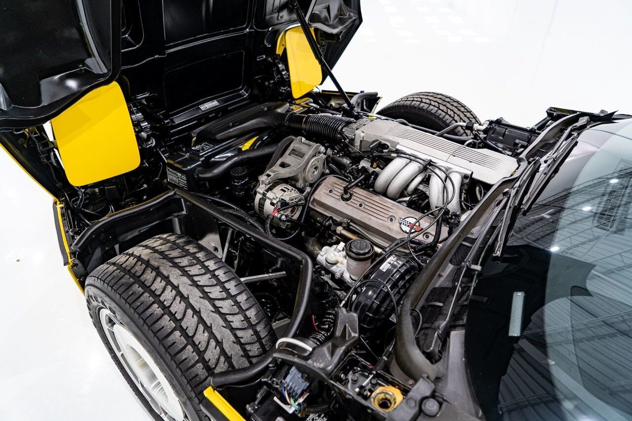 1986 Chevrolet Corvette Pace Car livery with only 17,380km (10,800miles) Yellow Montreal - photo #120