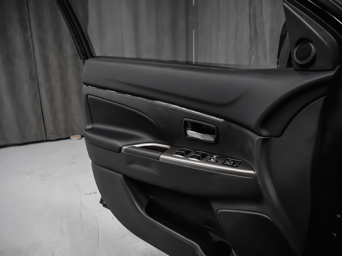 Mitsubishi RVR SEL 2026 Noir Labrador Montréal - photo #9