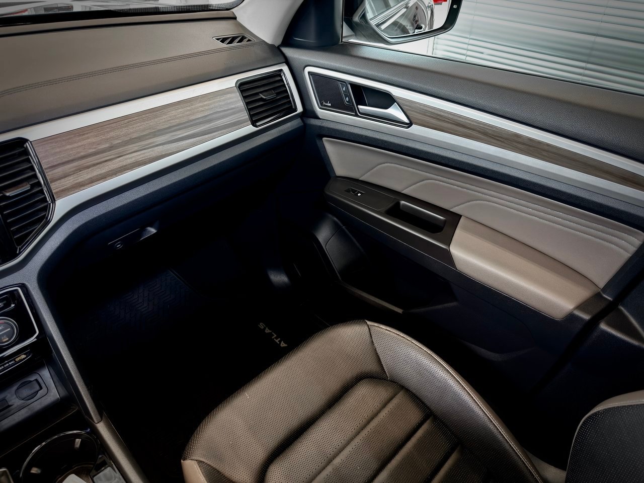2022 Volkswagen Atlas Black Notre-Dame-des-Prairies - photo #22