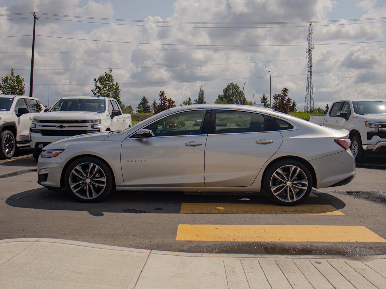 2020 Chevrolet Malibu 4dr Sdn Premier White Sherwood Park - photo #6