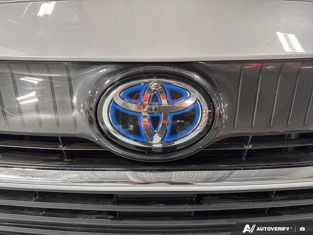 2023 Toyota Venza 2602013A | LE White Edmonton - photo #8