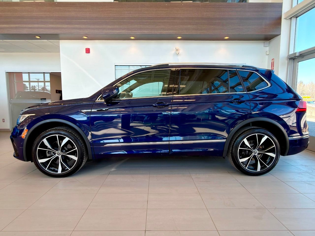 2024 Volkswagen Tiguan Blue Notre-Dame-des-Prairies - photo #10