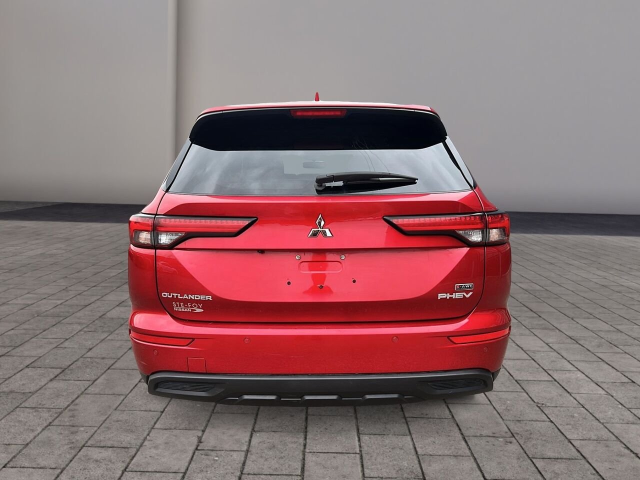 2024 Mitsubishi Outlander Plug-In Hybrid Red Québec - photo #2