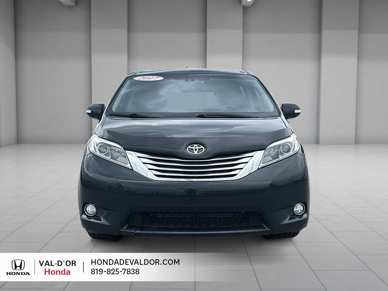2017 Toyota Sienna XLE 7 places 5 portes AWD Black Val-d'Or - photo #1