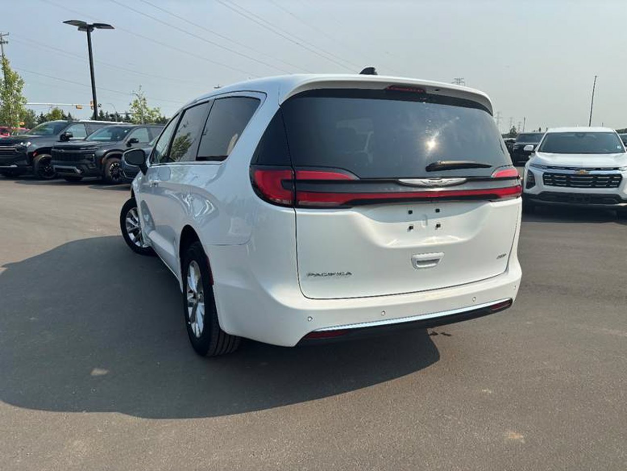 2023 Chrysler Pacifica Touring L AWD White Sherwood Park - photo #3