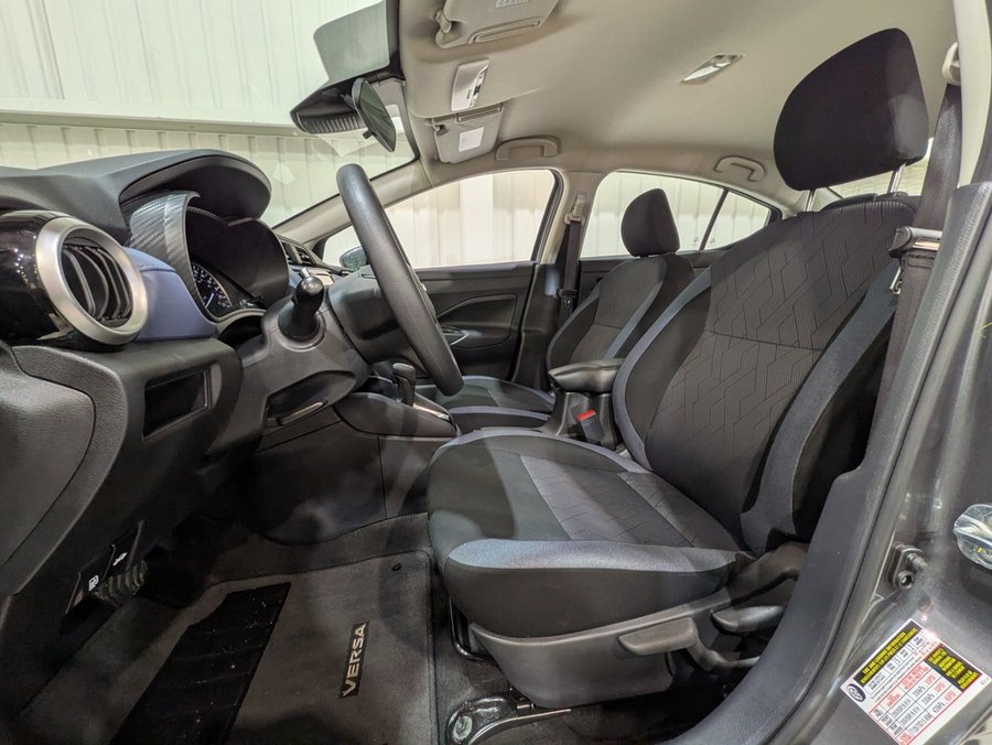 Nissan Versa SV CVT 2024 Gris