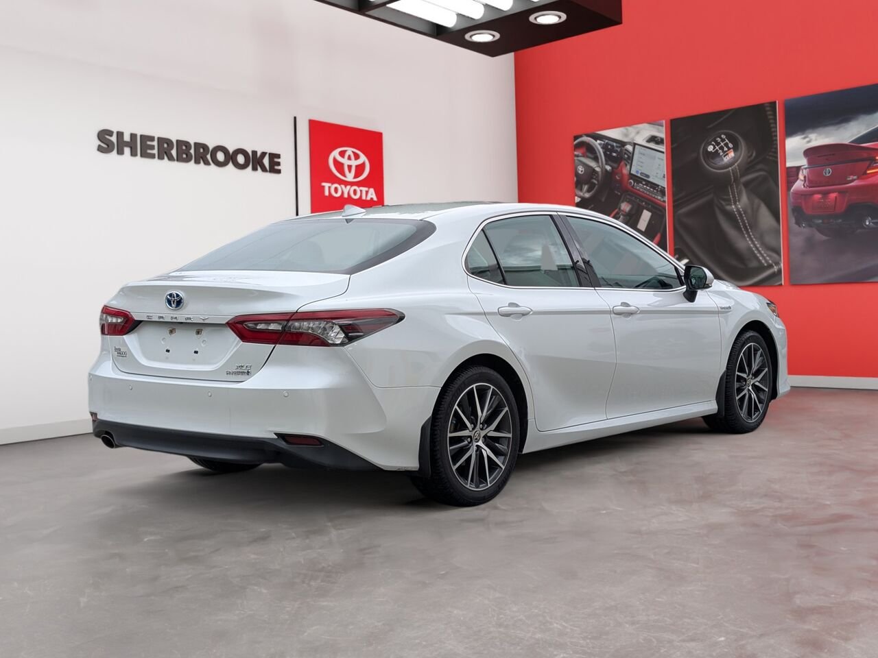 Toyota Camry Hybride XLE/SIÈGES CHAUFFANTS ET VENTILLÉS/TOIT OUVRANT/VOLANT CHAUFFANT/SIÈGES EN CUIR/BLUETOOTH/AC 2021 Blanc Sherbrooke - photo #2