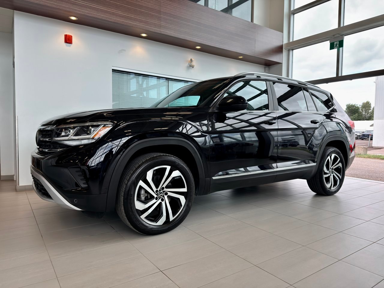 2022 Volkswagen Atlas Black Notre-Dame-des-Prairies - photo #3