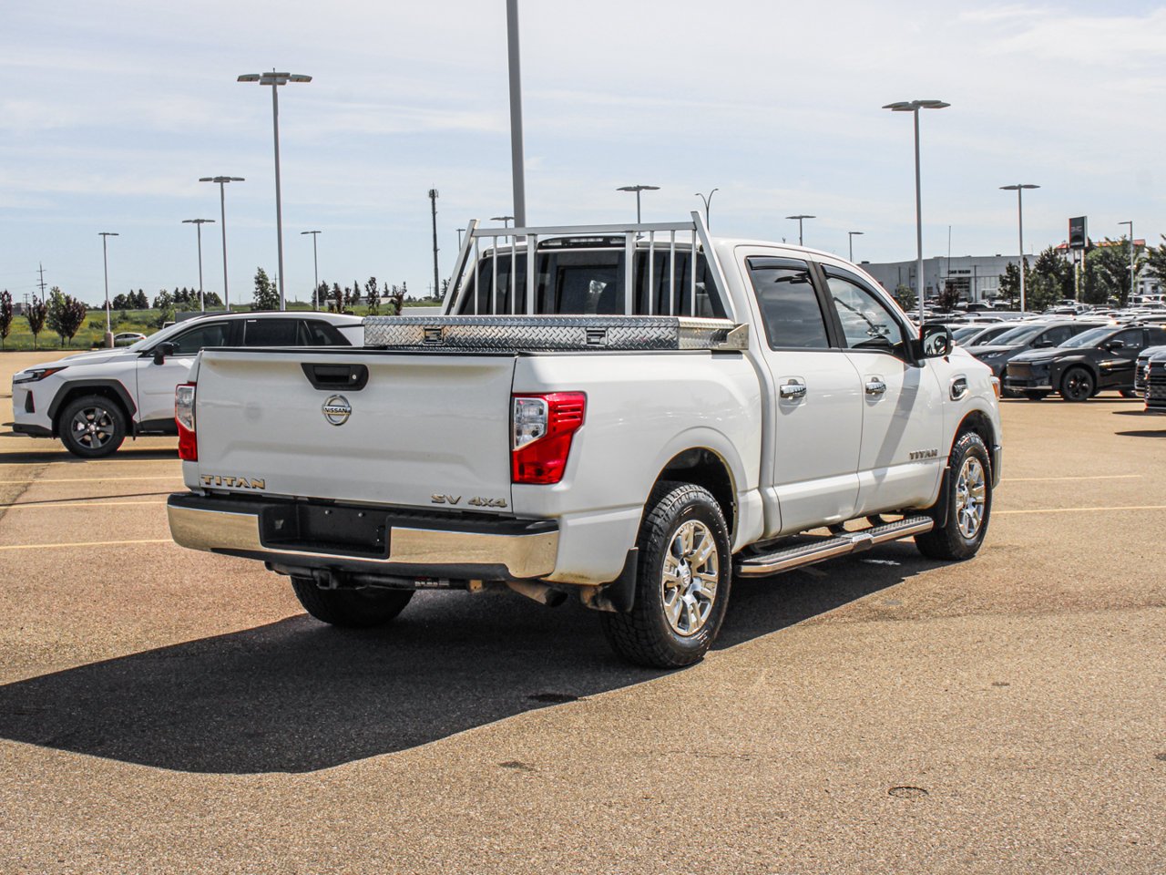 2017 Nissan Titan 4WD Crew Cab SV White Sherwood Park - photo #8