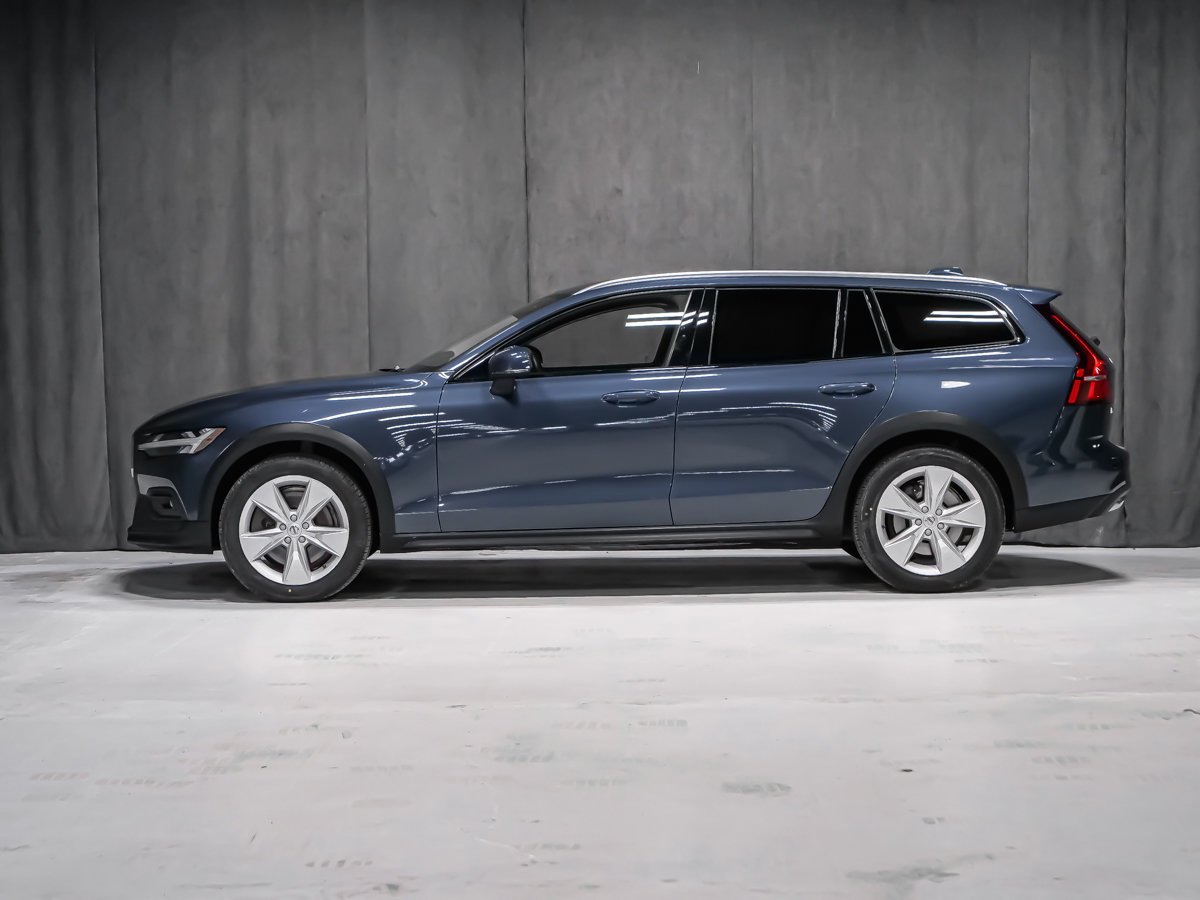 2023 Volvo V60 Cross Country B5 CORE CLIMATE Blue Montreal - photo #2