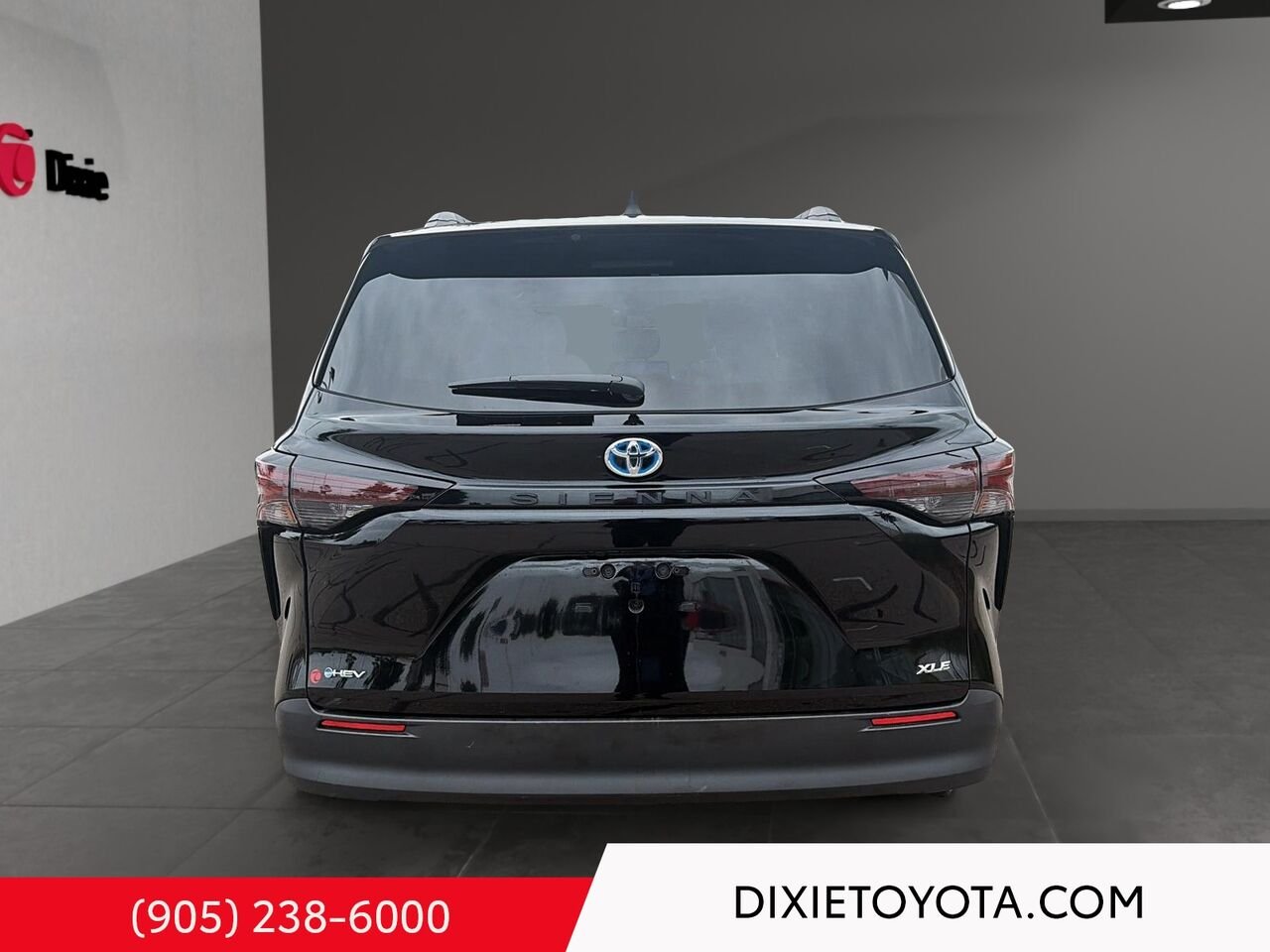 2025 Toyota Sienna Hybrid XLE FWD / CLEAN CARFAX / HEATED SEATS / MOONROOF / ALLOY WHEELS / CARPLAY AND ANDROID AUTO Black Mississauga - photo #4