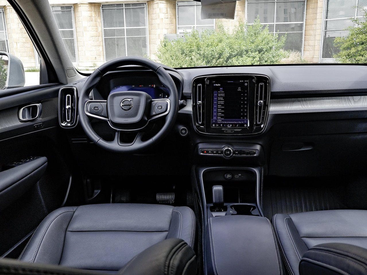 2025 Volvo XC40 B5 AWD Core Bright Theme Grey Sherwood Park - photo #26