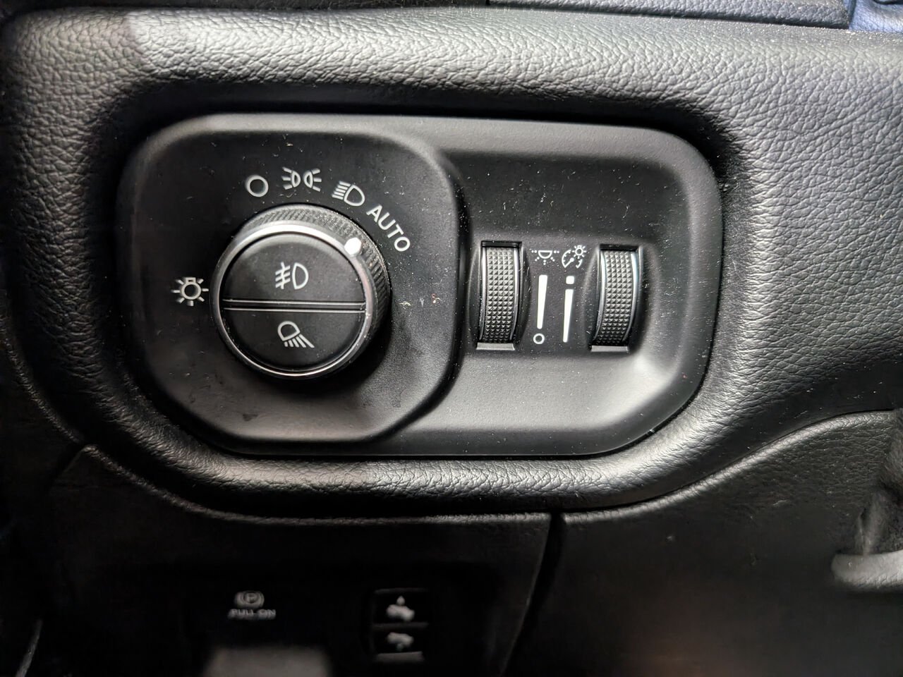2019 Ram 1500 1C6SRFDT8KN573070 Silver Sherbrooke - photo #9