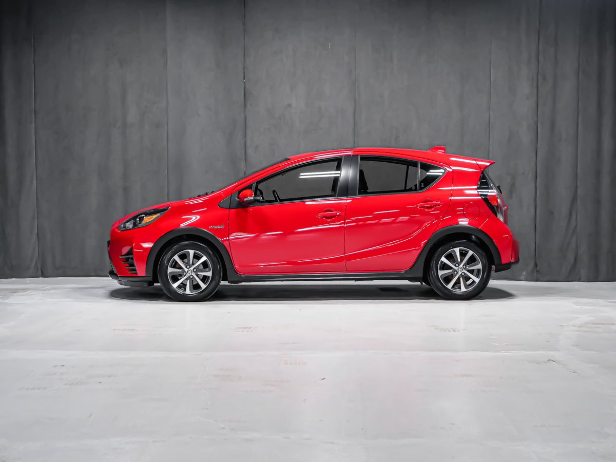 2018 Toyota Prius c TOIT OUVRANT SIÈGES CHAUFFANTS Red Montreal - photo #2