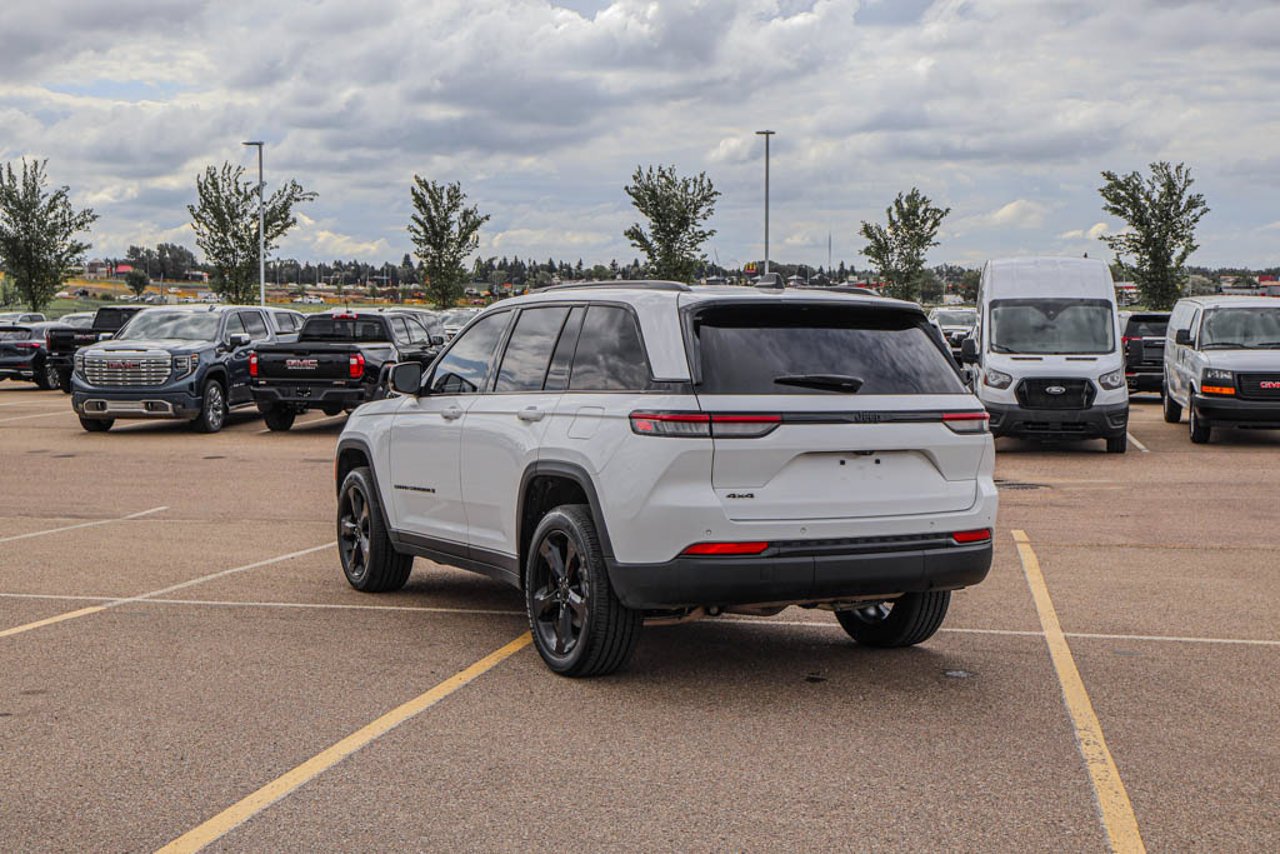 2025 Jeep Grand Cherokee Altitude 4x4 White Sherwood Park - photo #6