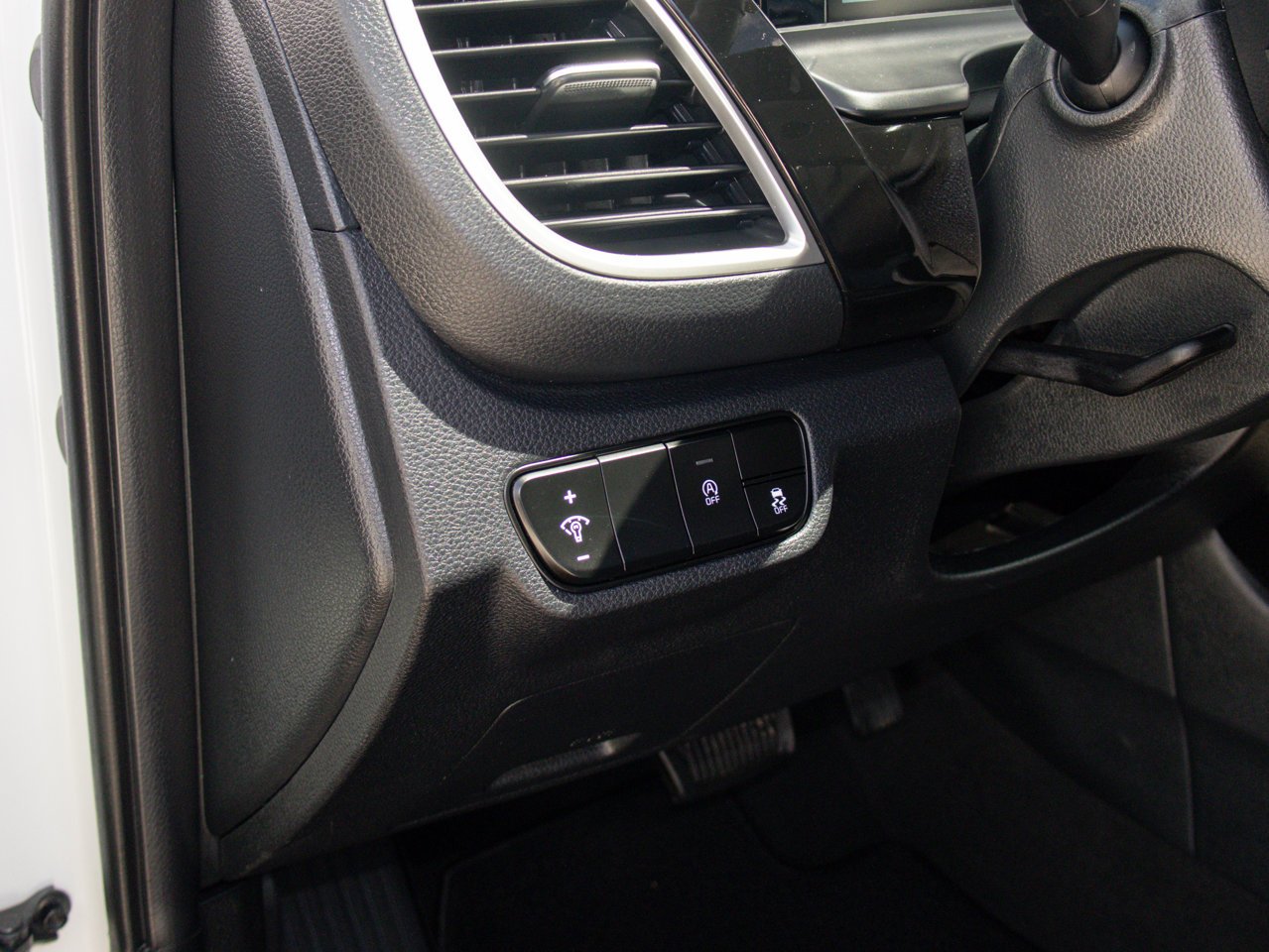 2025 Kia Seltos EX AWD White Sherwood Park - photo #19