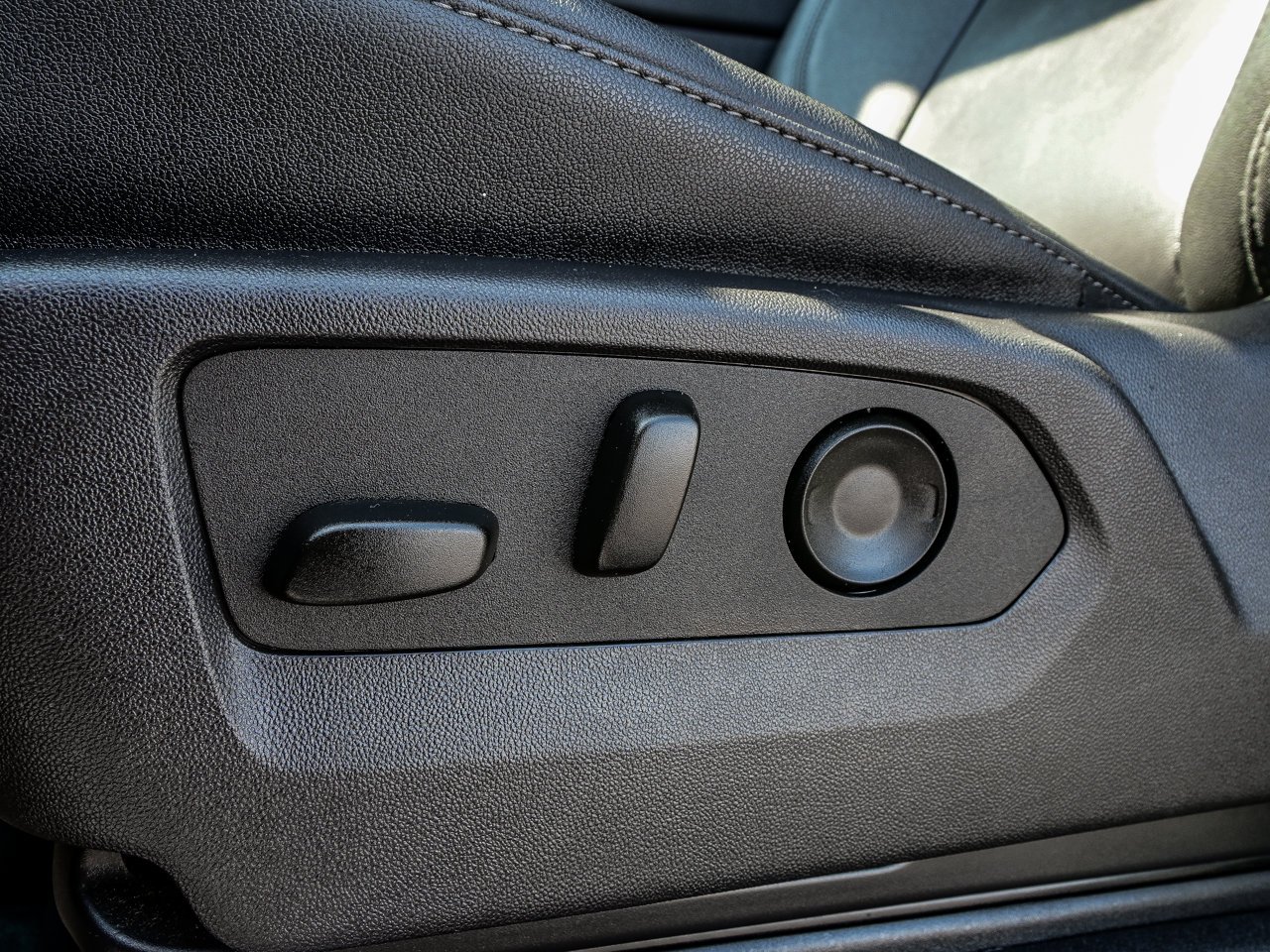 2025 GMC Sierra 1500 4WD Crew Cab 147 Elevation Black Sherwood Park - photo #17
