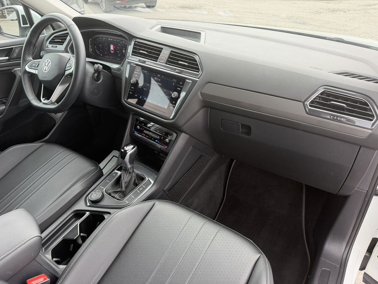 2024 Volkswagen Tiguan Comfortline 4MOTION White Laval - photo #17