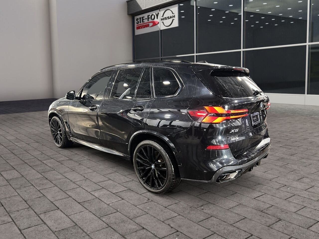2024 BMW X5 Black Québec - photo #3