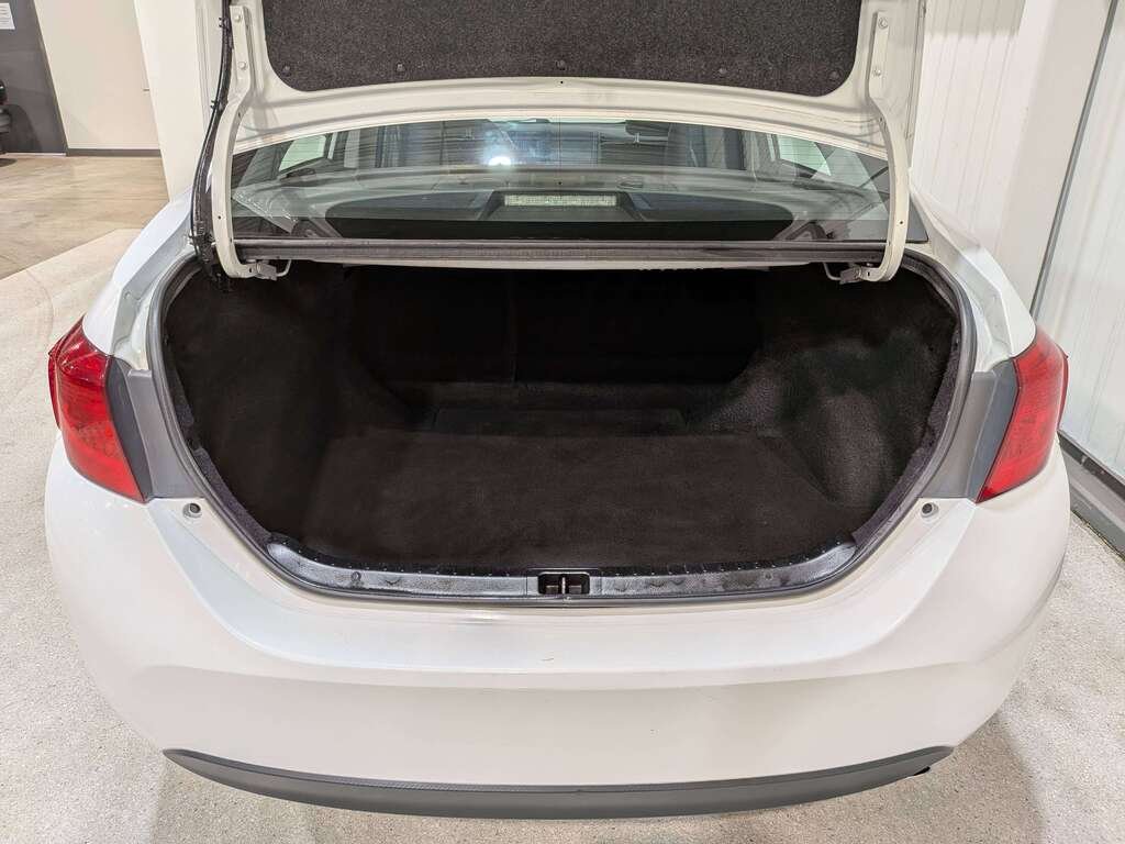 2017 Toyota Corolla 4dr Sdn CVT CE White Val-David - photo #8