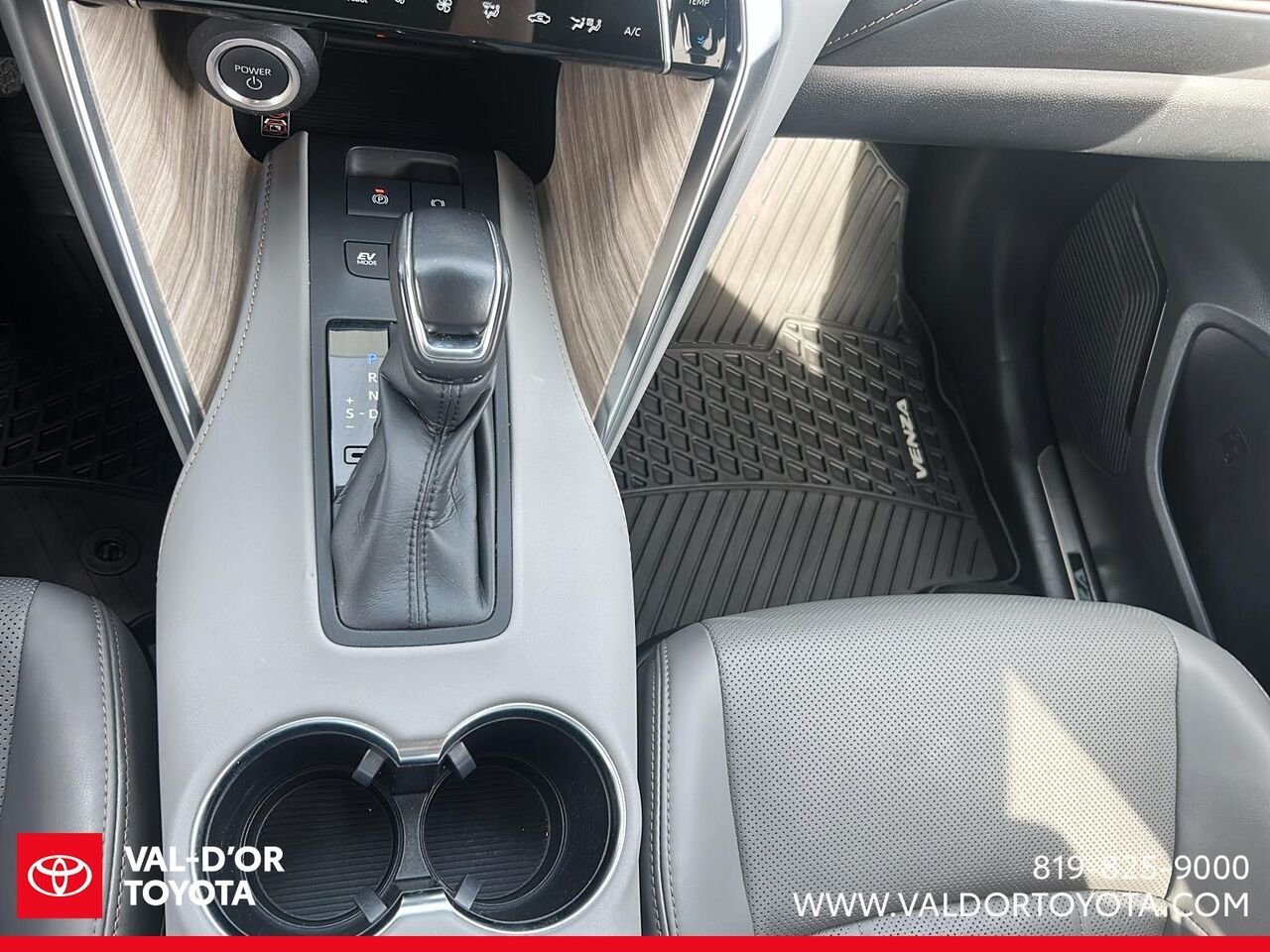Toyota Venza XLE TI 2023 Frisson glacé nacré Val-d'Or - photo #11