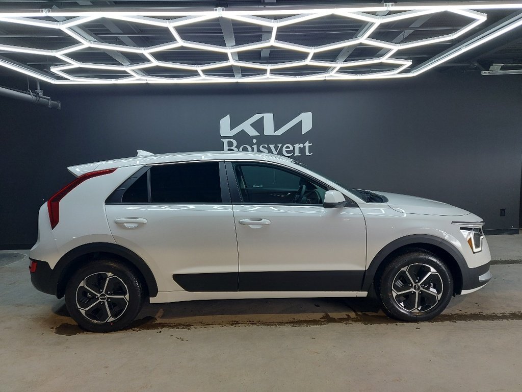 KIA Niro 2026 Blanc neige nacré Blainville - photo #1